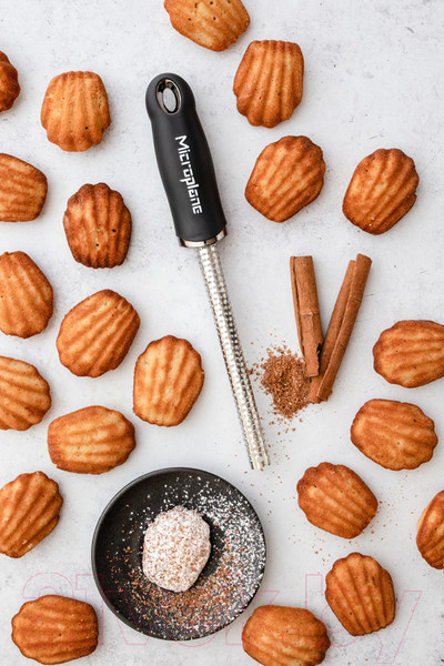 Изображение товара Терка кухонная Microplane Premium Classic для специй, орехов и шоколада 46016 (черный)