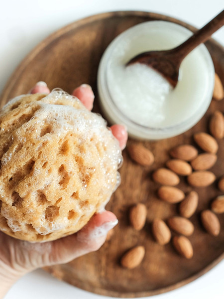 Изображение товара Губка для тела Alma K Purify Soap Infused Bath Sponge Жидкое мыло на губке (115г)