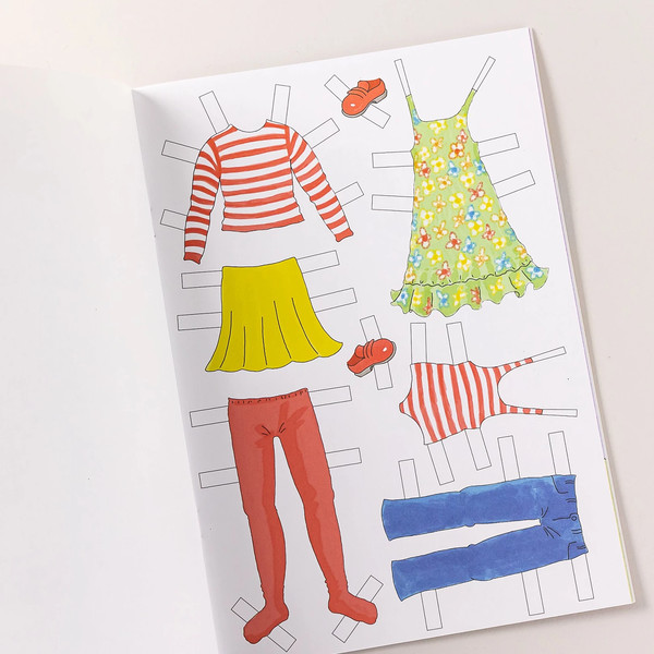 Изображение товара Развивающая книга Альпина Конни и бумажные куклы для вырезания с раскраской