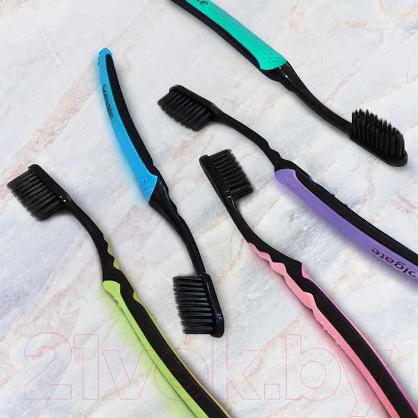 Изображение товара Зубная щетка Colgate Slim Soft Charcoal с древесным углем
