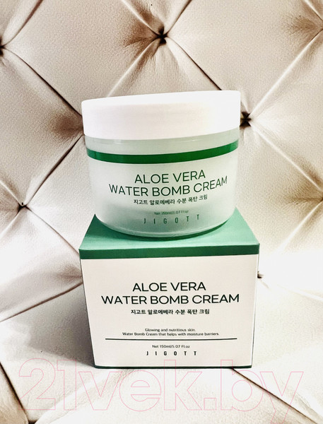 Изображение товара Крем для лица Jigott Aloe Vera Water Bomb Cream Улажняющий с экстрактом Алоэ Вера (150мл)