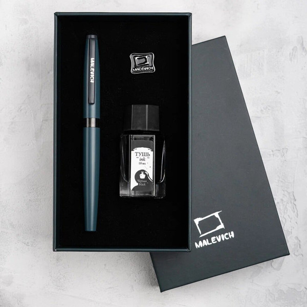 Изображение товара Ручка перьевая Малевичъ С черной тушью и значком / 196433 (серый)