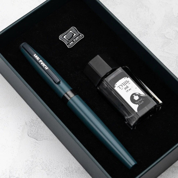 Изображение товара Ручка перьевая Малевичъ С черной тушью и значком / 196433 (серый)