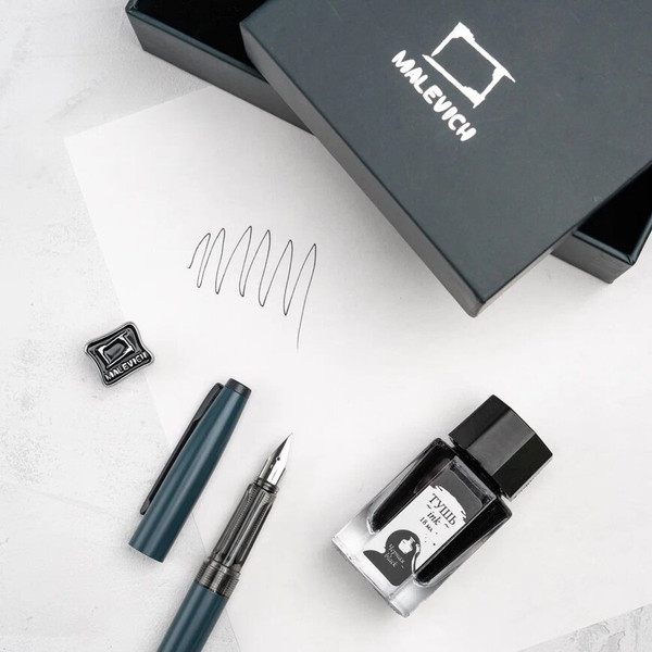 Изображение товара Ручка перьевая Малевичъ С черной тушью и значком / 196433 (серый)