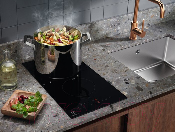 Изображение товара Электрическая варочная панель Electrolux LHR3233CK