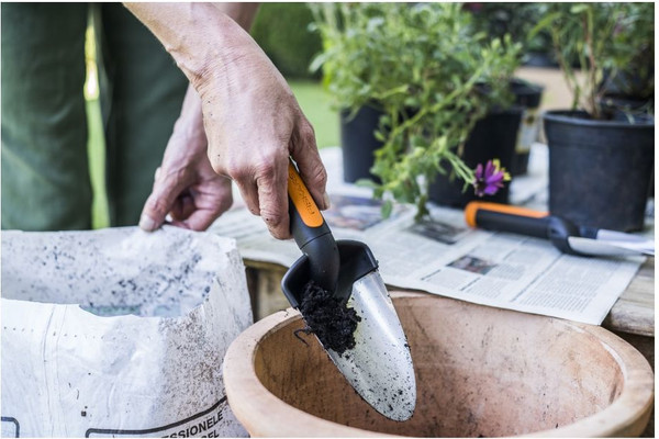 Изображение товара Совок садовый Fiskars Premium 1000726