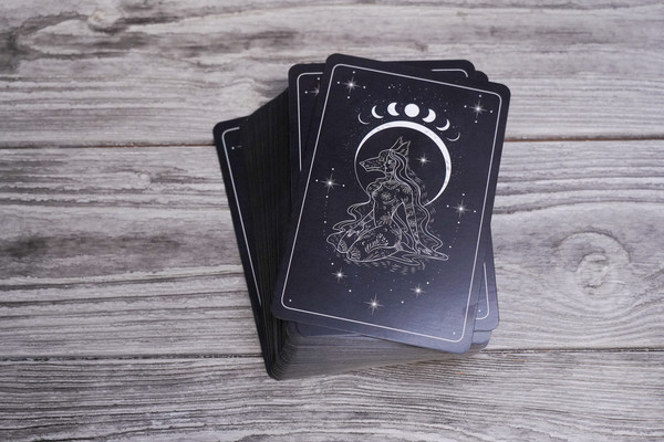 Изображение товара Гадальные карты АСТ Таро Лунной ведьмы / 9785171580131