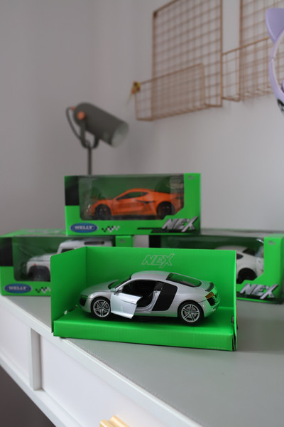 Изображение товара Масштабная модель автомобиля Welly Audi R8 Coupe / 22493W (серебристый)