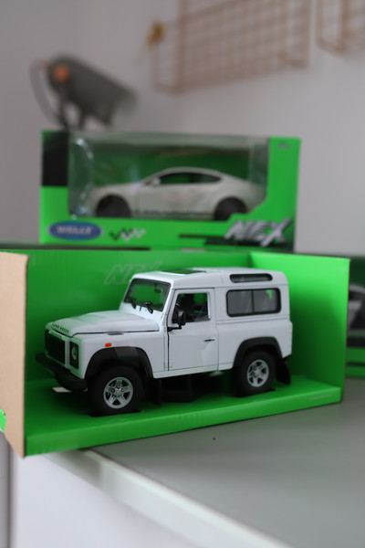 Изображение товара Масштабная модель автомобиля Welly Land Rover Defender I / 22498W (белый)