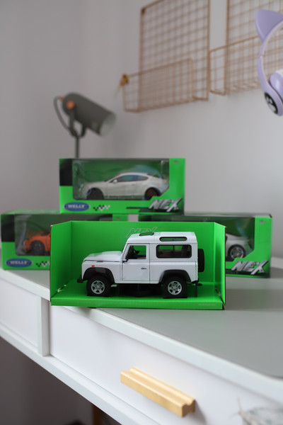 Изображение товара Масштабная модель автомобиля Welly Land Rover Defender I / 22498W (белый)