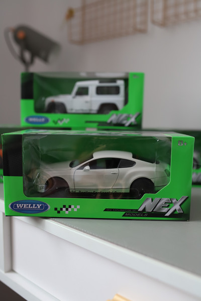 Изображение товара Масштабная модель автомобиля Welly Bentley Continental Supersports / 24018W (белый)