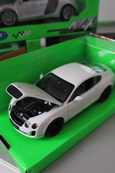 Изображение товара Масштабная модель автомобиля Welly Bentley Continental Supersports / 24018W (белый)