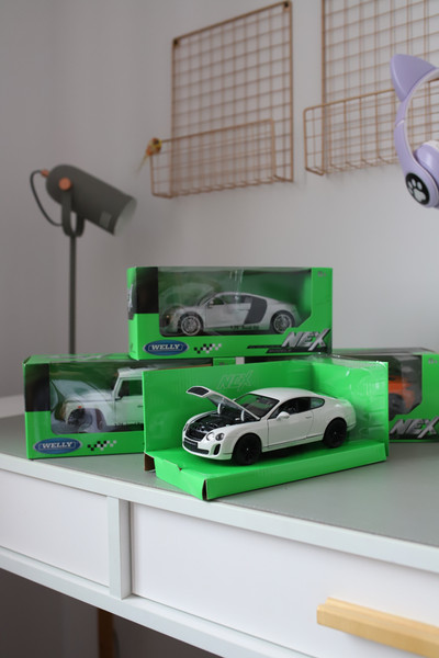 Изображение товара Масштабная модель автомобиля Welly Bentley Continental Supersports / 24018W (белый)