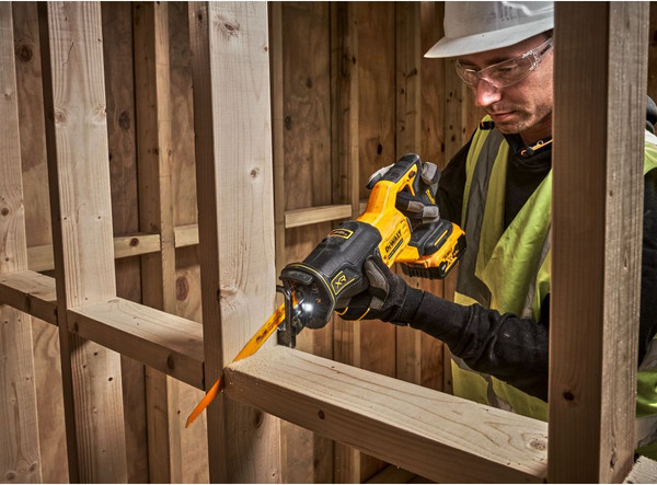 Изображение товара Профессиональная сабельная пила DeWalt DCS382N
