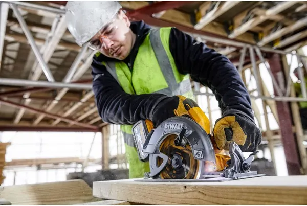 Изображение товара Профессиональная дисковая пила DeWalt DCS578NT