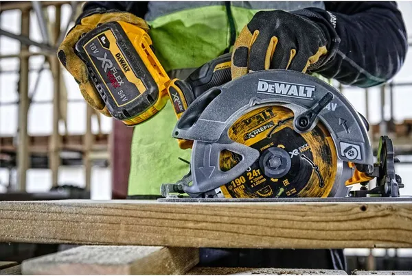 Изображение товара Профессиональная дисковая пила DeWalt DCS578NT