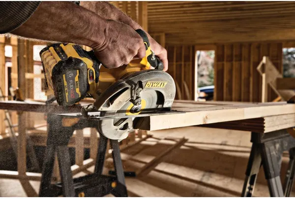 Изображение товара Профессиональная дисковая пила DeWalt DCS578NT