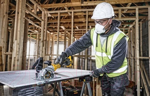 Изображение товара Профессиональная дисковая пила DeWalt DCS571NT