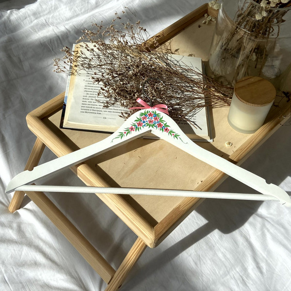 Изображение товара Набор деревянных вешалок-плечиков Брестская Фабрика Сувениров С нарисованными вручную цветами / HR19 (2шт, белый)