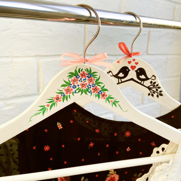 Изображение товара Набор деревянных вешалок-плечиков Брестская Фабрика Сувениров С нарисованными вручную цветами / HR19 (2шт, белый)