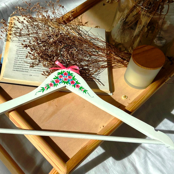 Изображение товара Набор деревянных вешалок-плечиков Брестская Фабрика Сувениров С нарисованными вручную цветами / HR19 (2шт, белый)