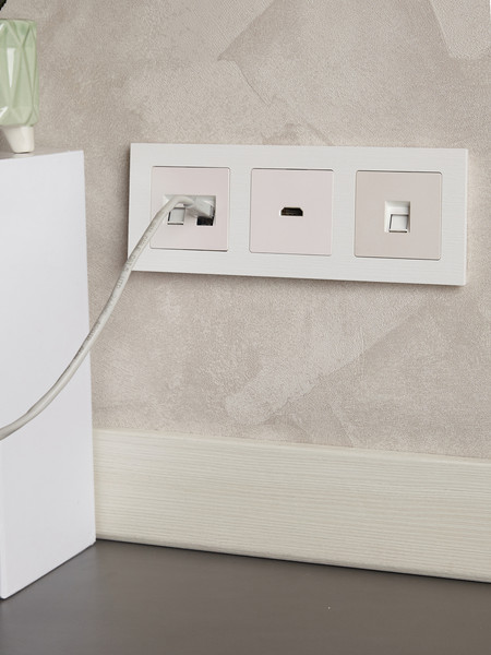 Изображение товара Рамка для выключателей и розеток IEK Brite BR-M32-51-K01 (белый рифленый)