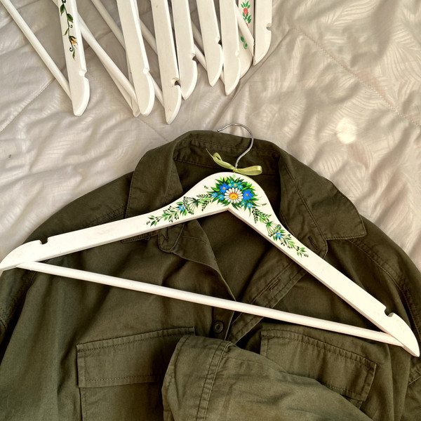 Изображение товара Набор деревянных вешалок-плечиков Брестская Фабрика Сувениров С полевыми цветами / HR01 (2шт)