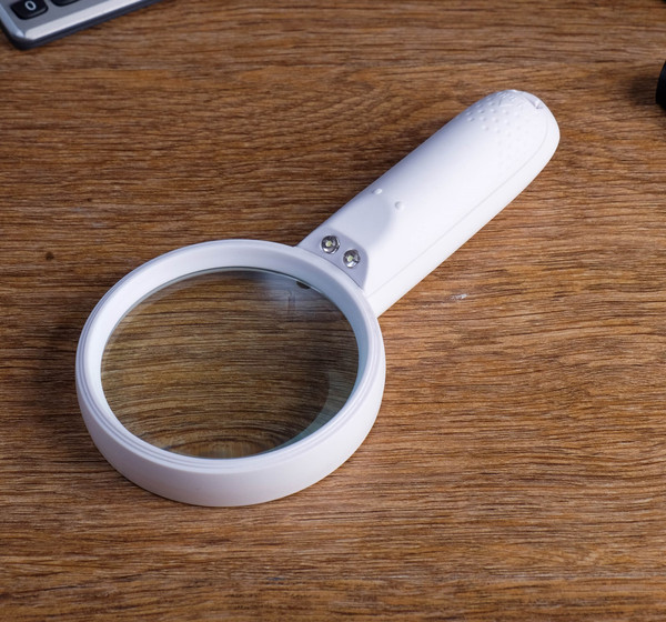 Изображение товара Лупа ручная Sima-Land С подсветкой / 4387629 (белый)