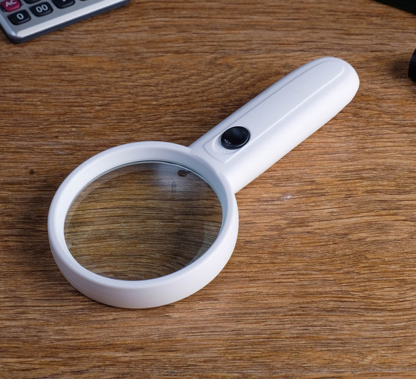 Изображение товара Лупа ручная Sima-Land С подсветкой / 4387629 (белый)