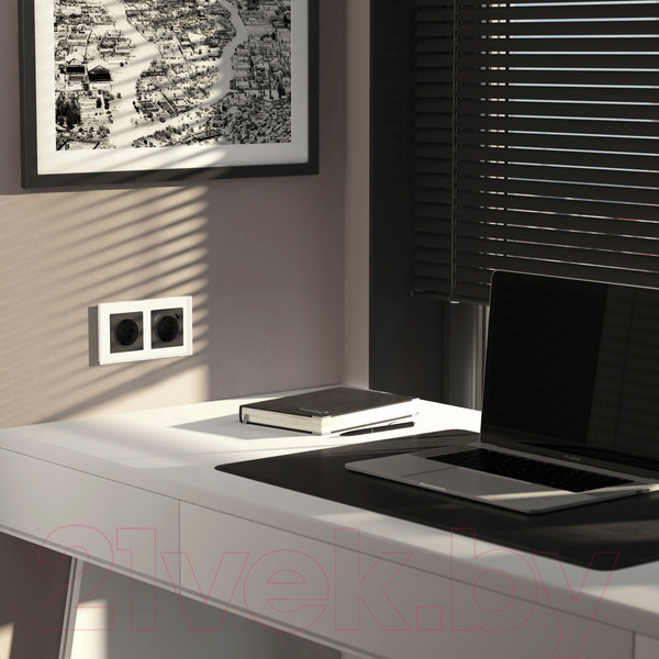 Изображение товара Рамка для выключателей и розеток Werkel Senso W0023101 (белый/стекло soft-touch)