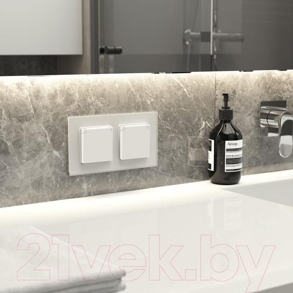 Изображение товара Рамка для выключателей и розеток Werkel Senso W0023101 (белый/стекло soft-touch)