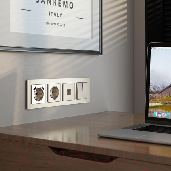 Изображение товара Рамка для выключателей и розеток Werkel Senso W0043111 (шампань/стекло soft-touch)