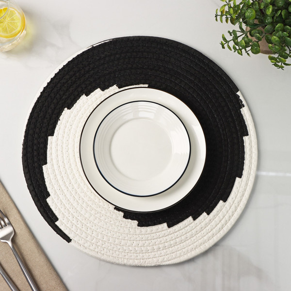 Изображение товара Сервировочная салфетка Доляна Гипноз / 7086146 (черный/белый)