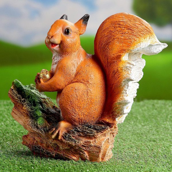 Изображение товара Фигурка для сада Хорошие сувениры Белочка с орешком на пне / 1090065