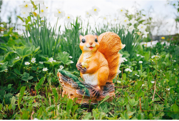 Изображение товара Фигурка для сада Хорошие сувениры Белочка с орешком на пне / 1090065