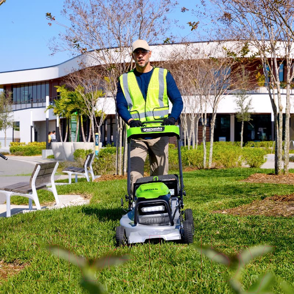 Изображение товара Газонокосилка аккумуляторная Greenworks LM221S с алюм. декой, самоходная, бесщеточная 82V 53см / 2519407 (без АКБ и ЗУ)