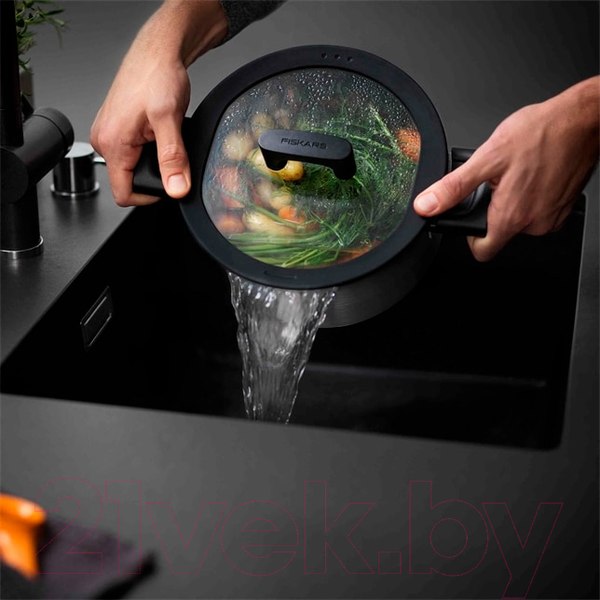 Изображение товара Кастрюля Fiskars Hard Face 1052240 (3.5л, с крышкой)