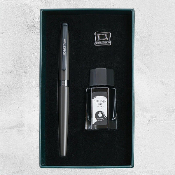 Изображение товара Ручка перьевая Малевичъ С чернилами и значком / 196449 (мокрый асфальт)