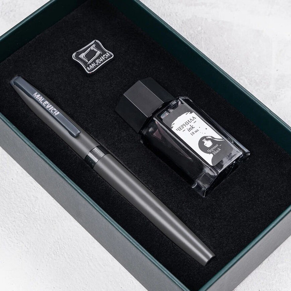 Изображение товара Ручка перьевая Малевичъ С чернилами и значком / 196449 (мокрый асфальт)