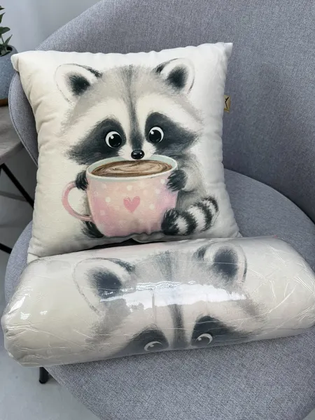 Изображение товара Подушка декоративная MATEX Fluffy. Енотик и кофеек / 62-349 (молочный/розовый/коричневый)