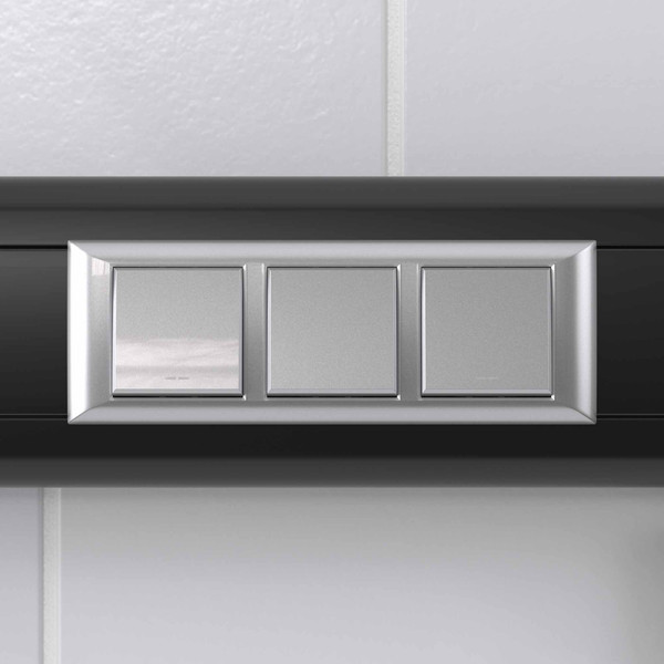 Изображение товара Рамка для выключателей и розеток DKC Avanti 4404916 (серебристый металлик)