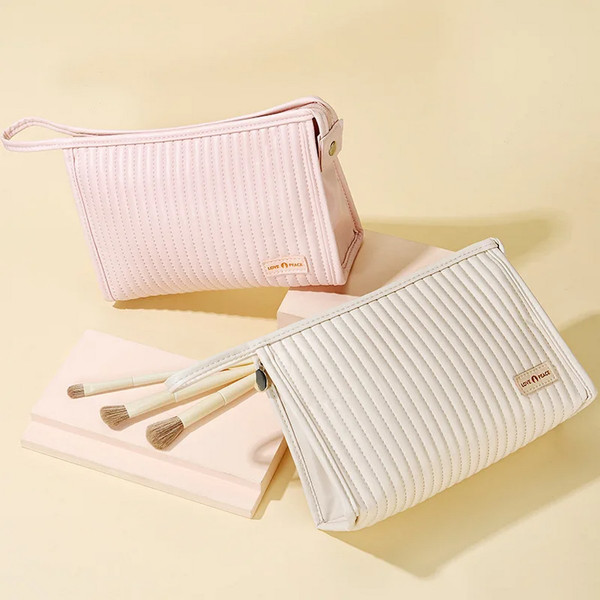 Изображение товара Косметичка Kristaller Love Peace Rectangular стеганая / 25009 (белый)