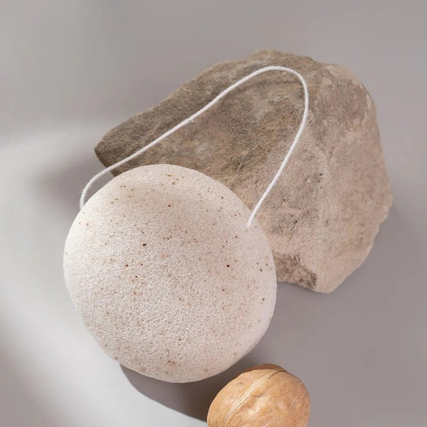 Изображение товара Спонж для умывания Solomeya Konjac Sponge with Walnut с грецким орехом / 06-972