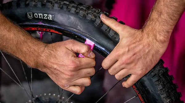 Изображение товара Набор лопаток бортировочных Muc-Off Rim Stix Tyre Lever Pink (2шт)
