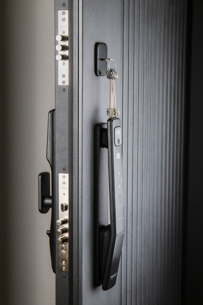 Изображение товара Входная дверь Промет Рона Смарт 96x205 (правая, бетон графит/шагрень белая/черный муар)