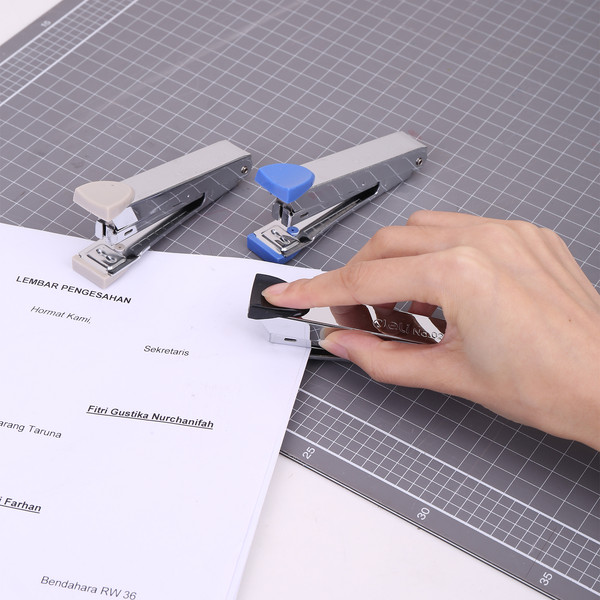 Изображение товара Степлер Deli №10 / 0224 (серый)