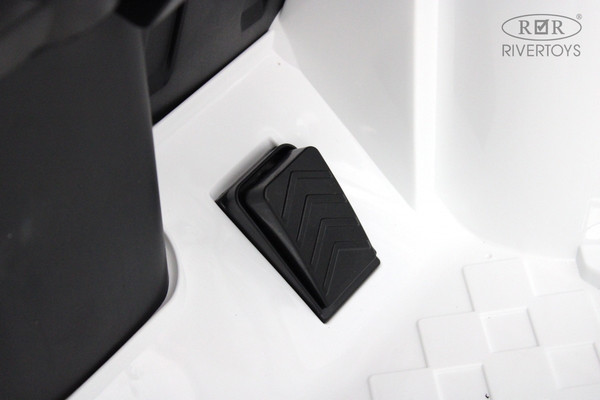 Изображение товара Детский автомобиль RiverToys X001XX (белый)