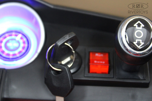 Изображение товара Детский автомобиль RiverToys X001XX (красный глянец)