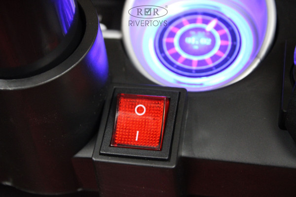 Изображение товара Детский автомобиль RiverToys X001XX (красный глянец)