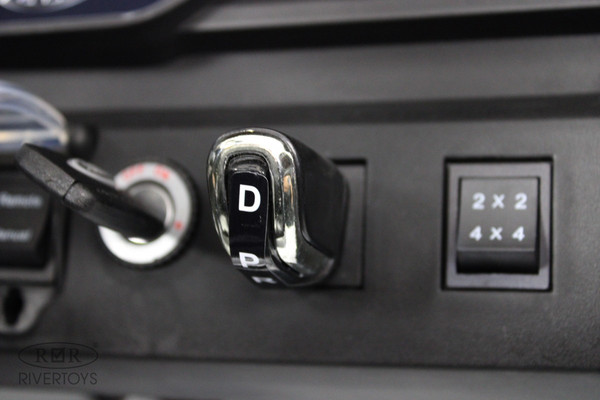 Изображение товара Детский автомобиль RiverToys Range Rover HSE 4WD / Y222YY (белый)